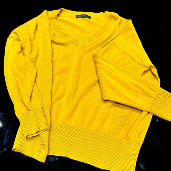 Marks and Spencer’s Classic V-Neck Spring Sweater - Picture 2 of 4